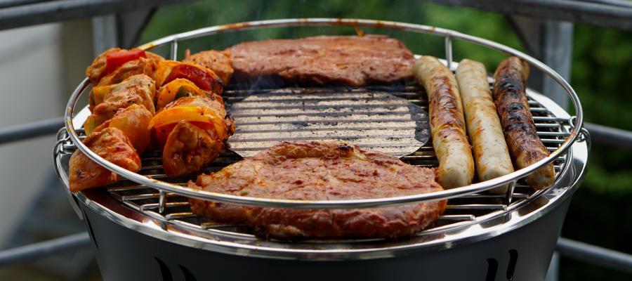 Das Bild zeigt das Beitragsbild 1 zum Thema: Grillen auf dem Balkon