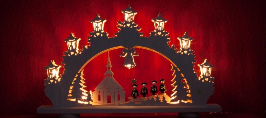 Das Bild zeigt das Beitragsbild 1 zum Thema: Schwibbogen, Weihnachtspyramide, Nussknacker & Co. - Erzgebirgische Holzkunst