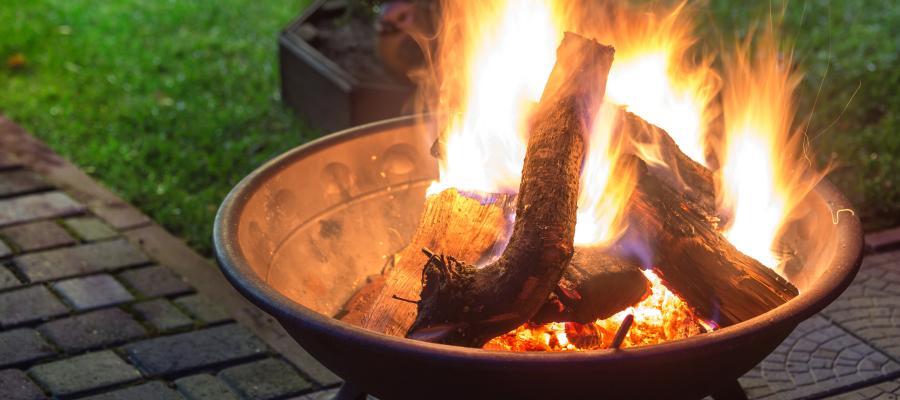 Das Bild zeigt das Beitragsbild 1 zum Thema: Die Feuerschale - Dein Geheimtipp für gemütliche Gartenabende voller Romantik und Lifestyle