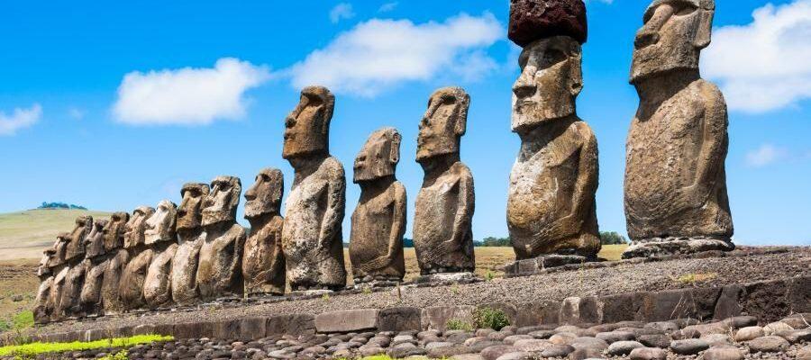 Das Bild zeigt das Beitragsbild 1 zum Thema: Die Rätselhaften Osterinsel-Figuren – Monumente der Vergangenheit