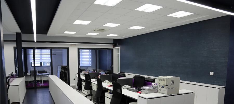 Das Bild zeigt das Beitragsbild 1 zum Thema: Strahlendes Licht: So sorgt ein Gebäudereiniger für eine perfekte Beleuchtung